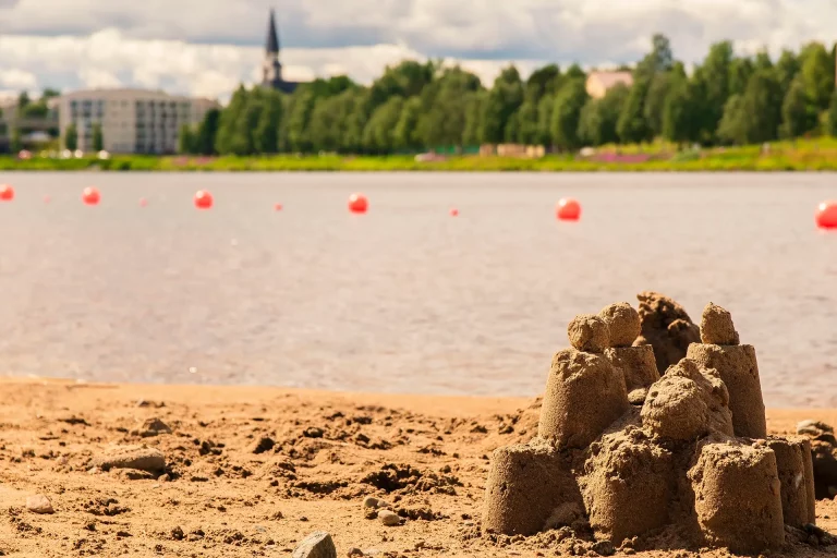 Hiekkalinna uimarannalla
