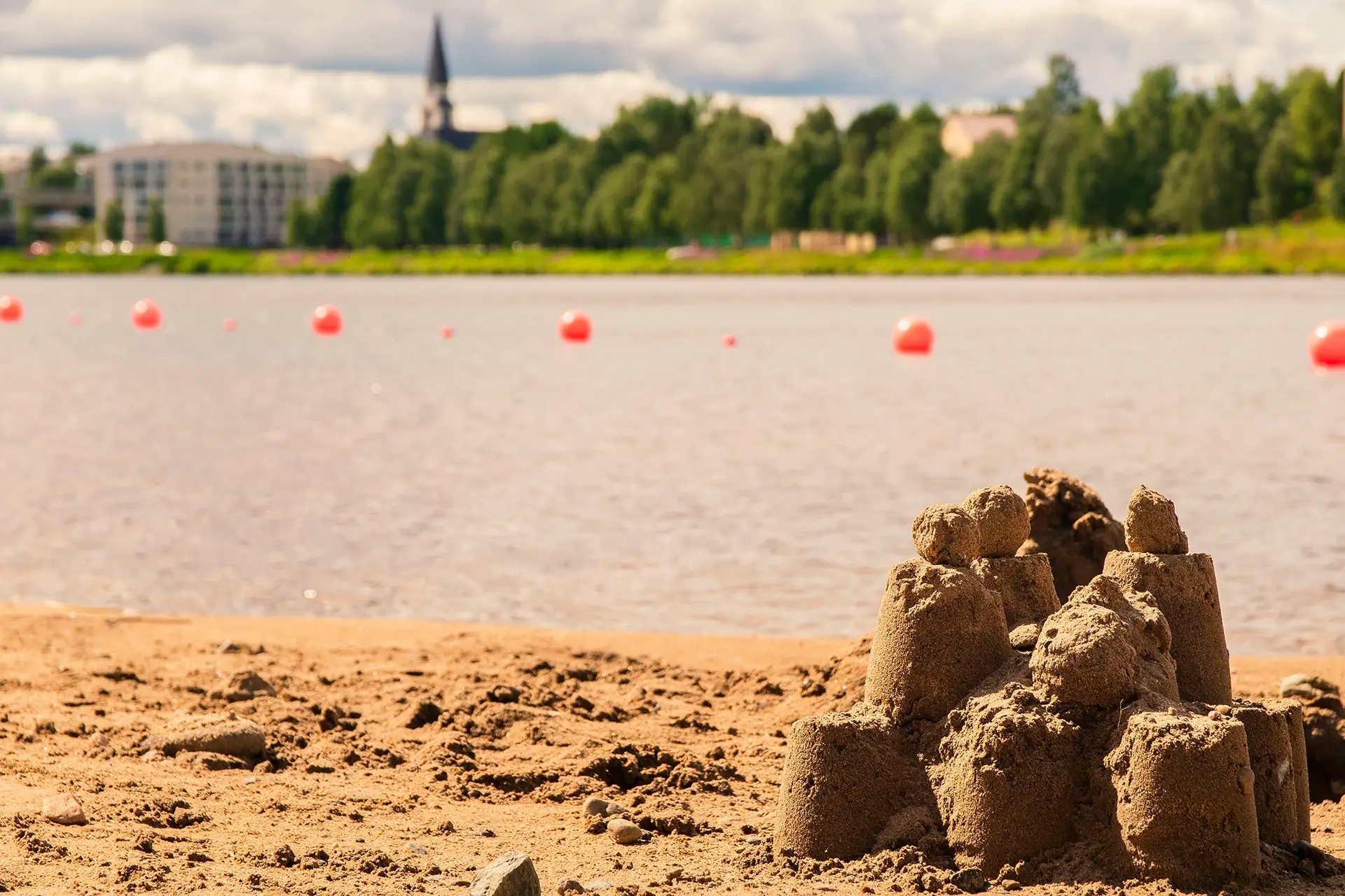 Hiekkalinna uimarannalla