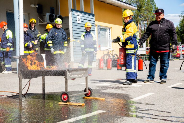 Palokuntanuoret alkusammutuskoulutuksessa