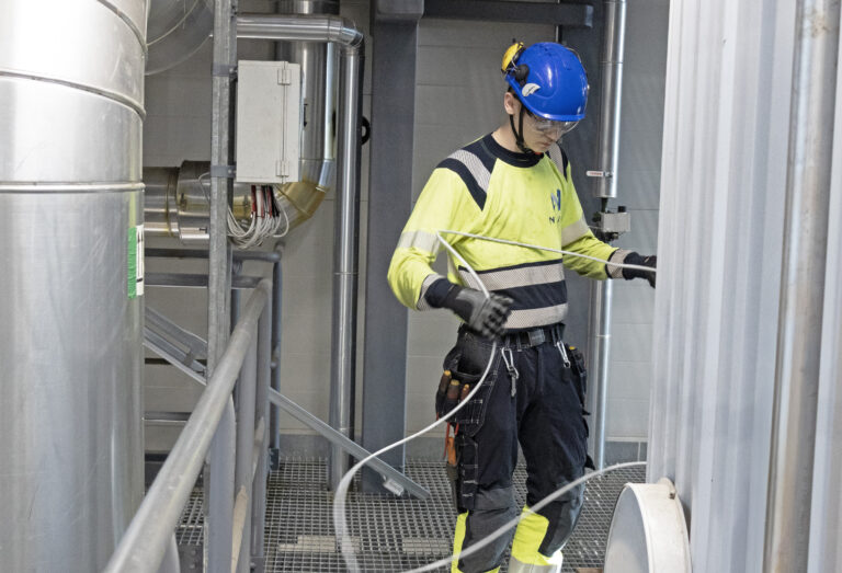 Sähköautomaatioasentaja työskentelee voimalaitoksessa